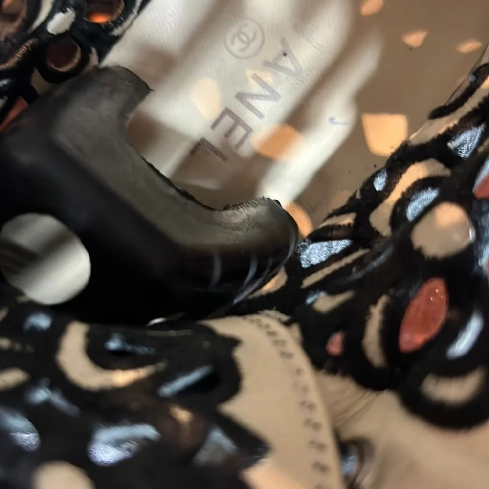 Authentic Chanel. Double sided leather sneaker/boots fabulous camellias all over - Picture 10 of 16